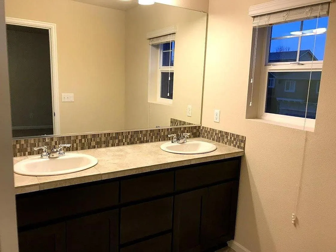 3 bed, 2.5 bath, 1673 sqft, $2,845 — Photo 4