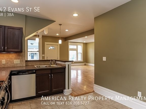 4th image of 642 Evans St SE