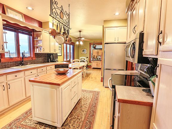 Kitchen w/ Appliances