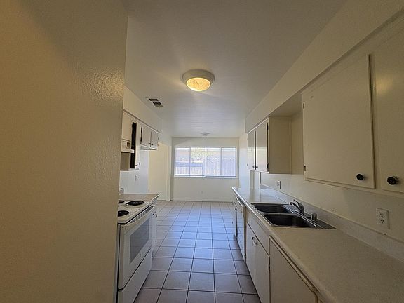5th image of 3257 Sacramento Dr