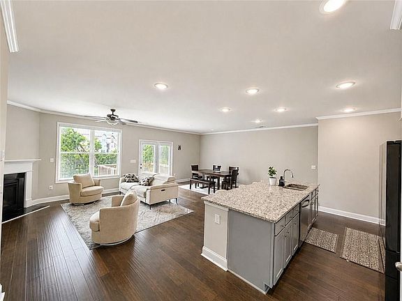 4th image of 2235 Manor Pointe Dr