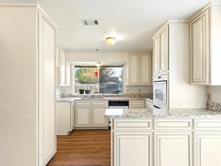 1905 Alamo Dr — Photo 11