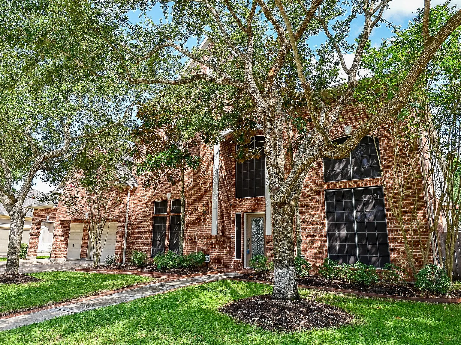 6 bed, 4.5 bath, 5136 sqft, $5,700 — Photo 2