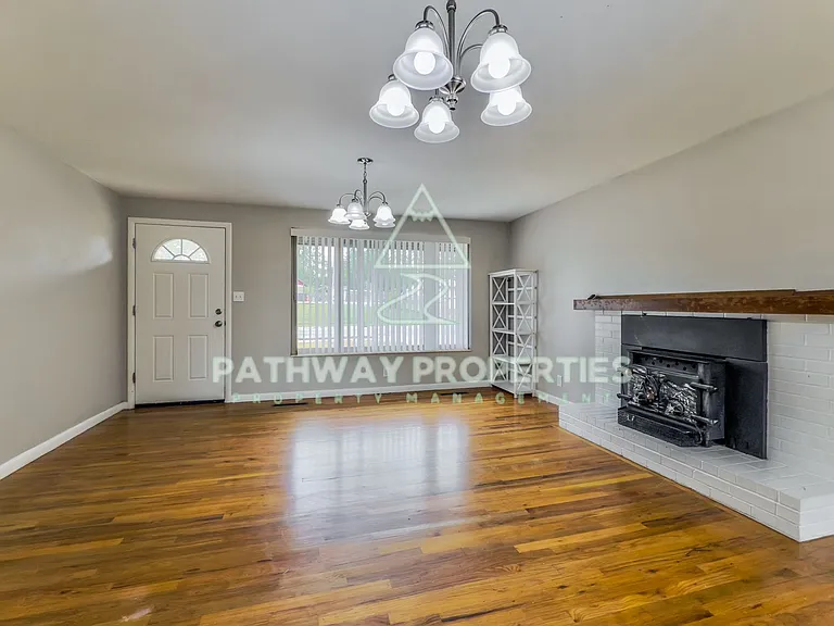 518 Vickie Ln — Photo 3