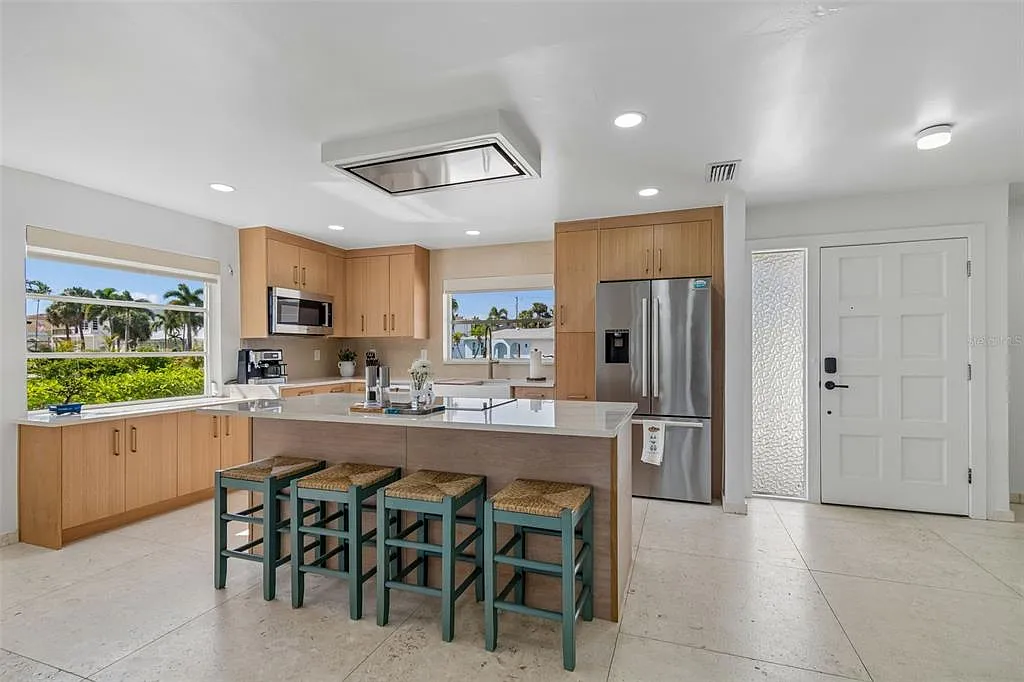 2 bed, 2.0 bath, 1310 sqft, $4,000 — Photo 2