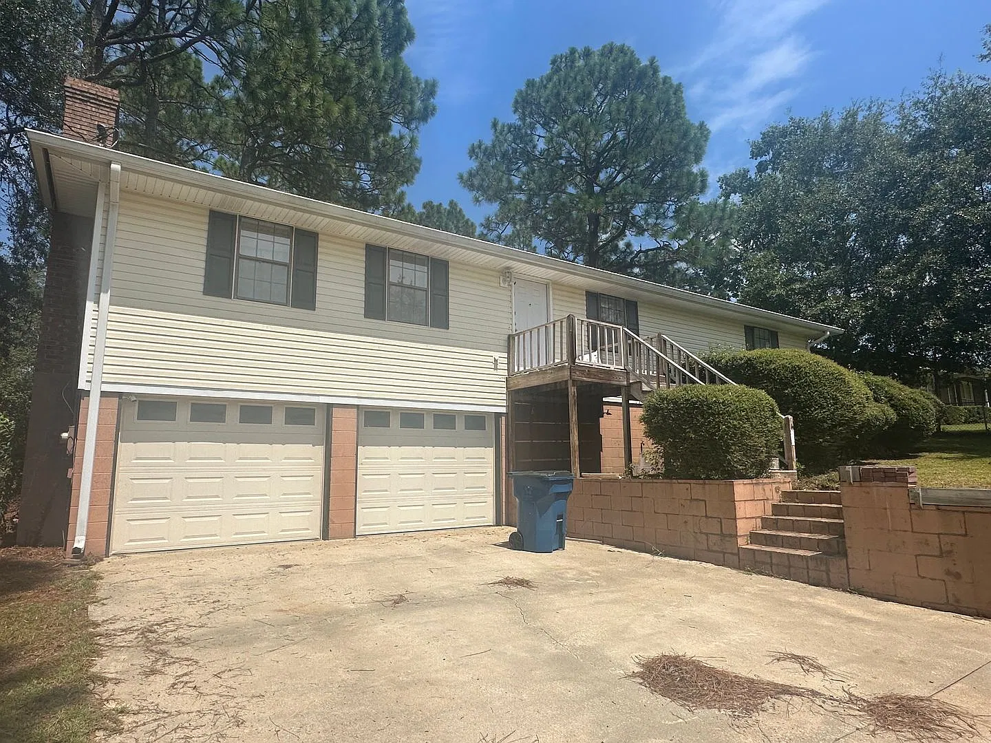 3 Bed 1.5 Bath House with Garage & Fenced in backyard — Photo 1