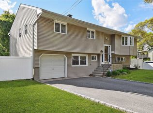 814 Udall Rd, West Islip, NY 11795