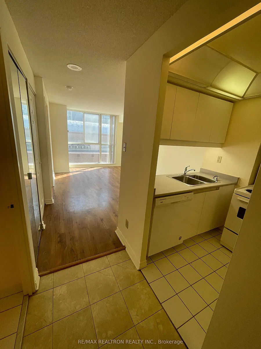 Building Photo - 736 Bay St #1809