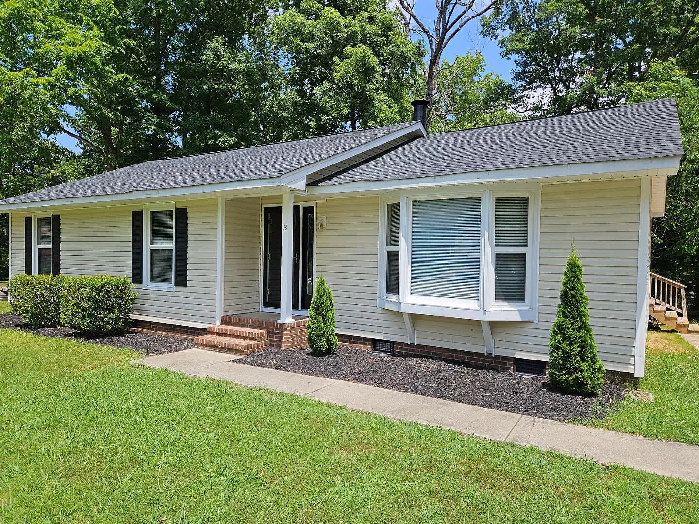 3 bed, 2.0 bath, 1460 sqft, $2,000 — Photo 2