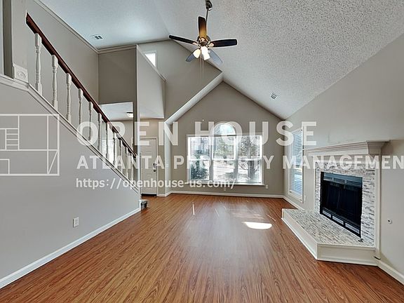 4th image of 390 Greenmont Cir