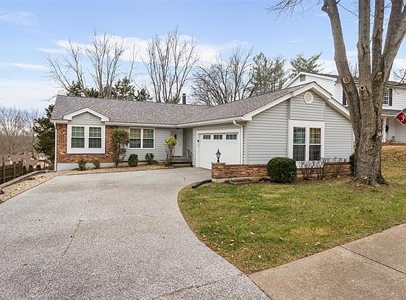 2nd image of 727 Carman Woods Dr
