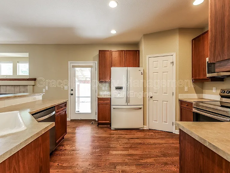 4731 Lucca Dr — Photo 8