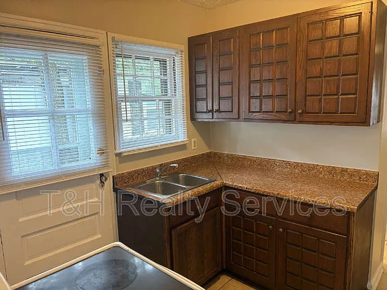 2106 E 46th St — Photo 10