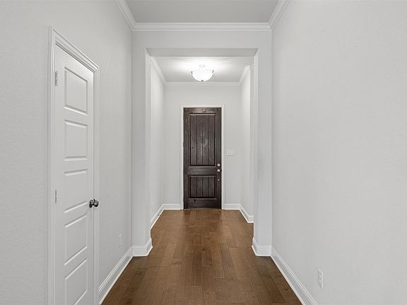 2nd image of 905 Heriot Ct
