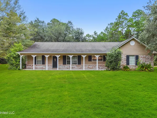 7129 E Central Park Dr, Moss Point, MS 39562