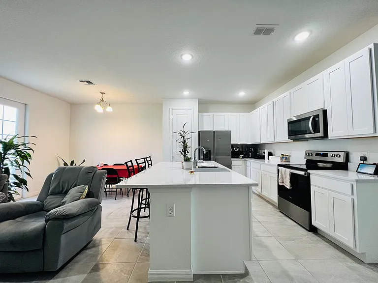 1561 Discovery St — Photo 4