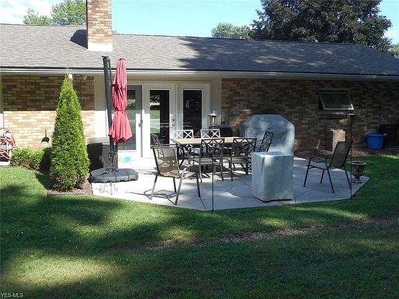 2nd image of 877 Crestwood Dr NE