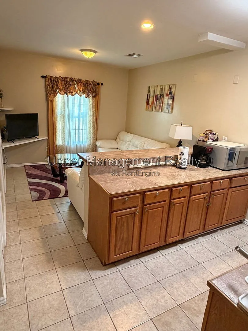3 bed, 2.0 bath, 1000 sqft, $1,600 — Photo 3
