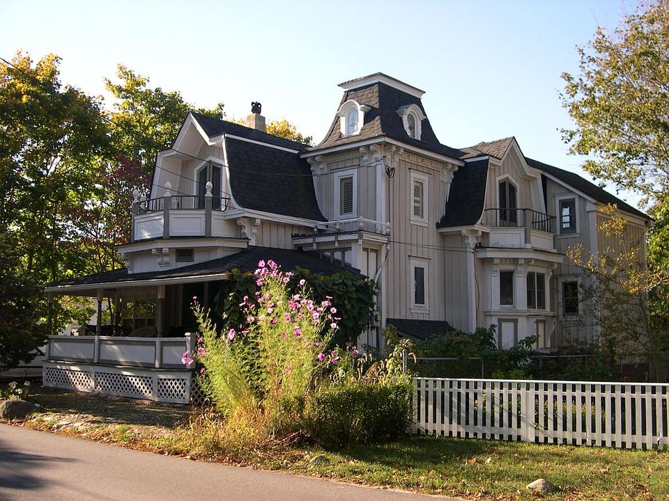 BLT House two blocks from town & beach!