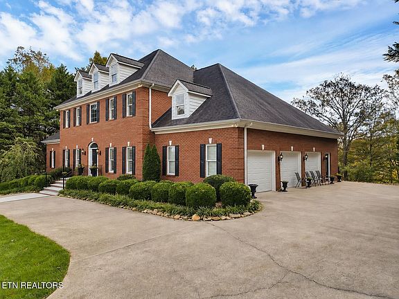 3rd image of 142 Center Park Ln