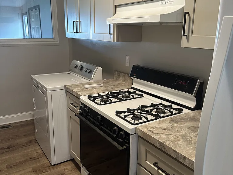 17313 Lorenz Ave — Photo 4