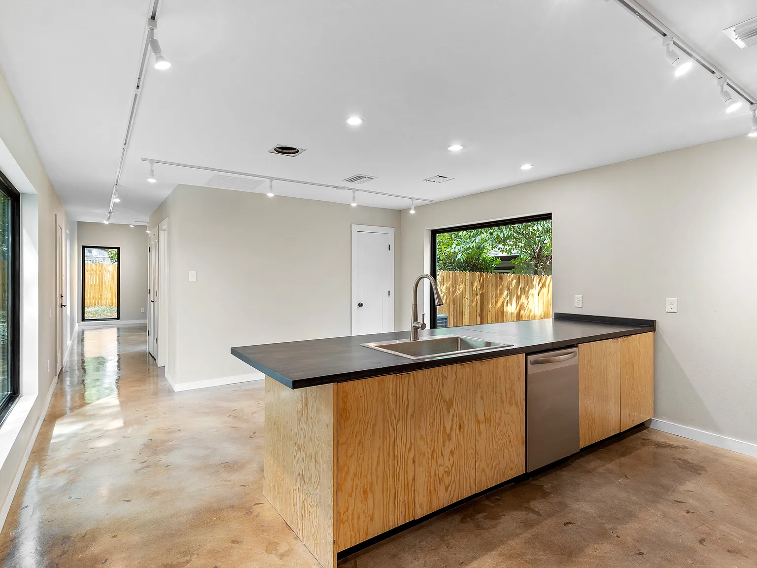 2 bed, 1350 sqft, $2,200 — Photo 2
