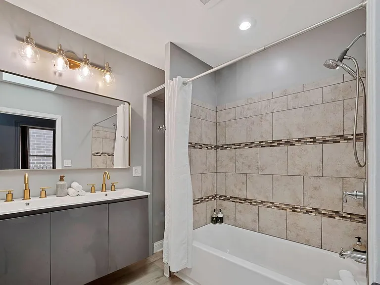 1807 W Erie St #2 — Photo 14