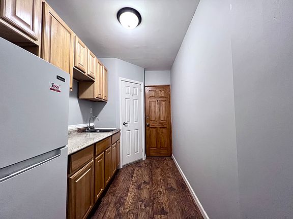 3rd image of 619 Willoughby Ave #1R