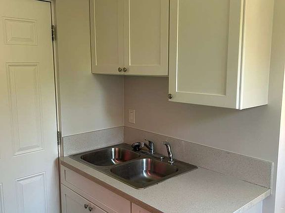 3rd image of 1223 Division St #3