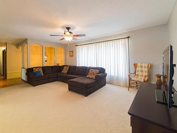 5th image of 633 S Lake Dr
