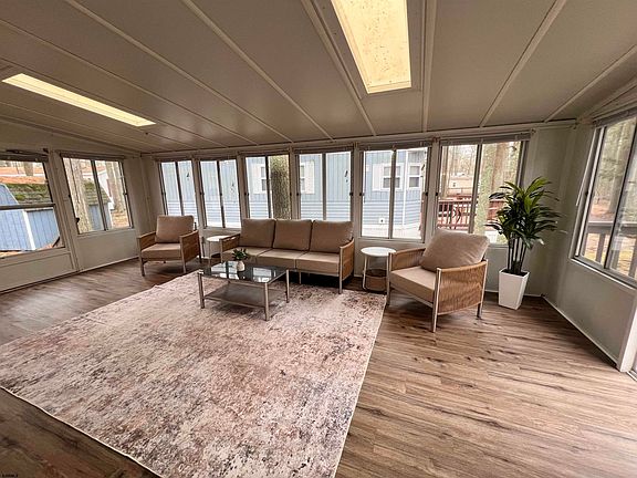 5th image of 135 Thompson Ln