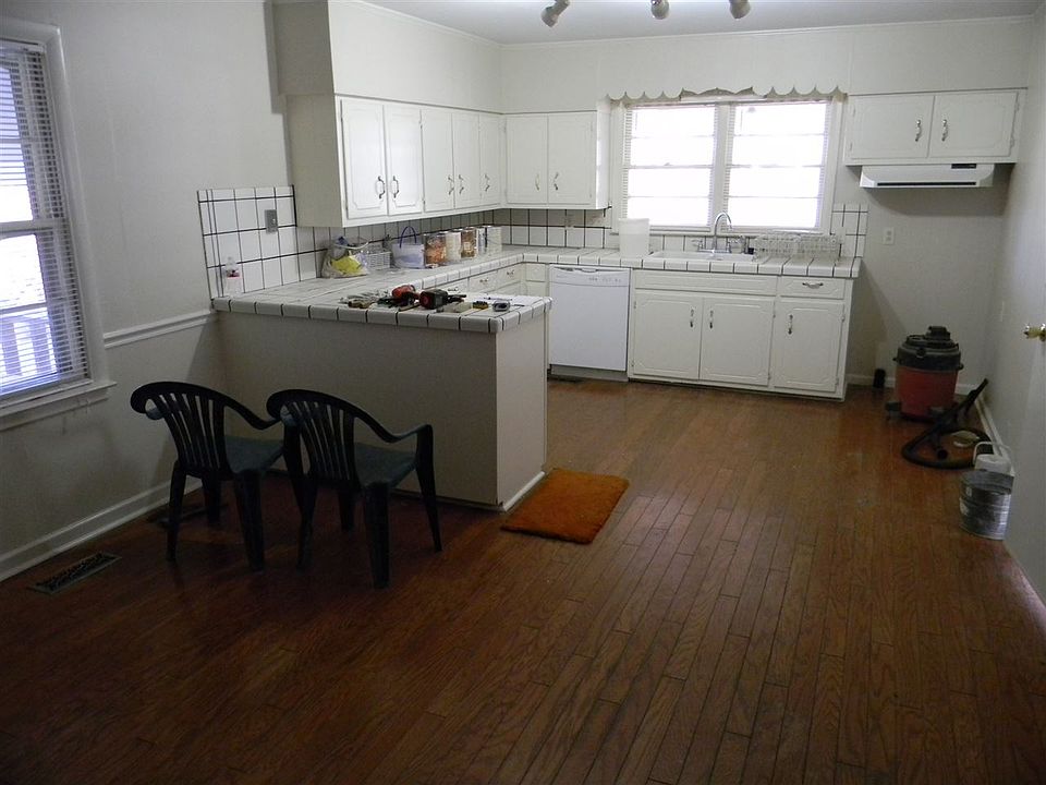 2nd image of 108 Sunset Dr