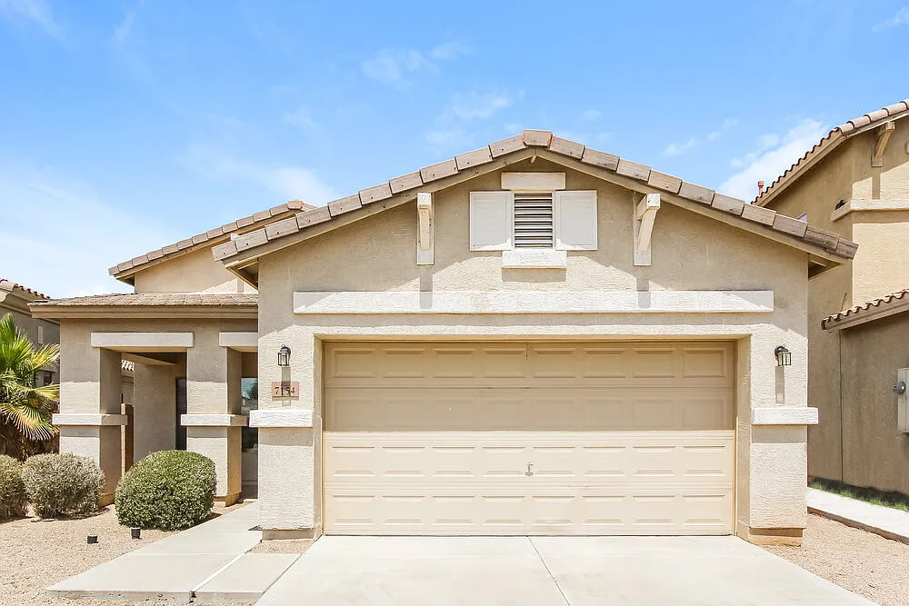 3 bed, 2.0 bath, 1711 sqft, $2,030 — Photo 1