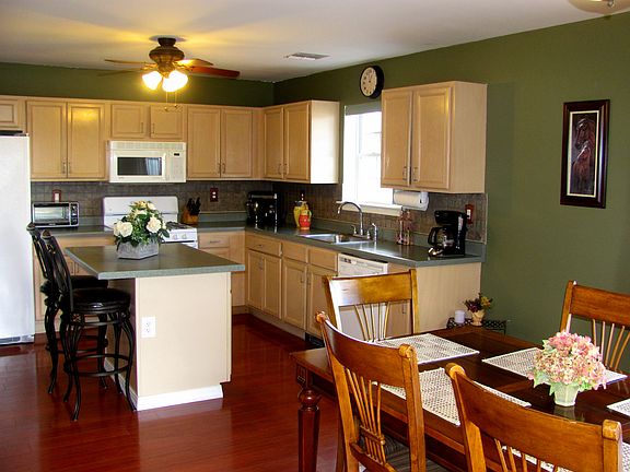 2nd image of 24 Cambridge Ct #24