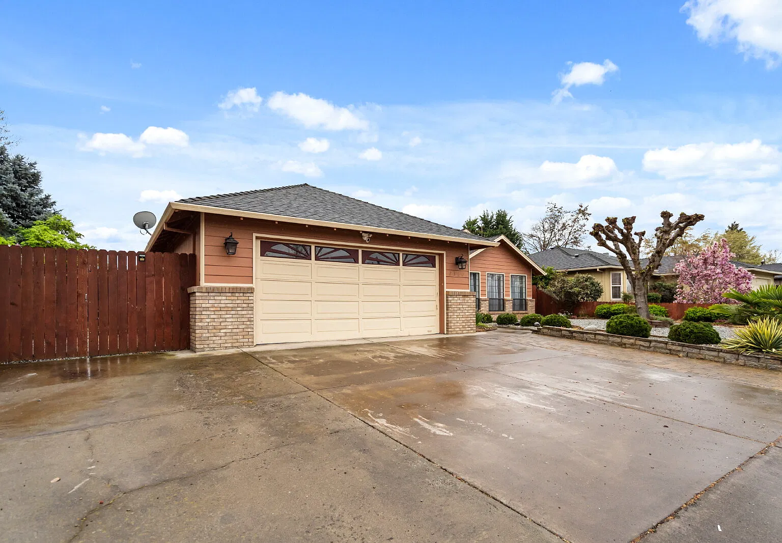 For Rent: Spacious Single Family Home in Medford, Oregon — Photo 2