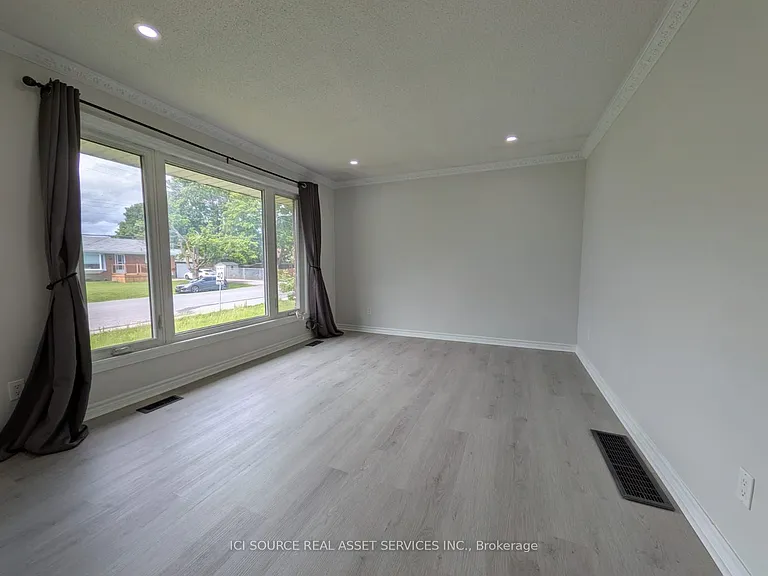 21 Parkdale Dr #A — Photo 3