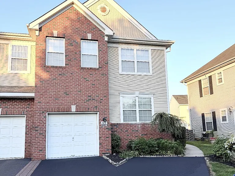 313 Fountayne Ln — Photo 1