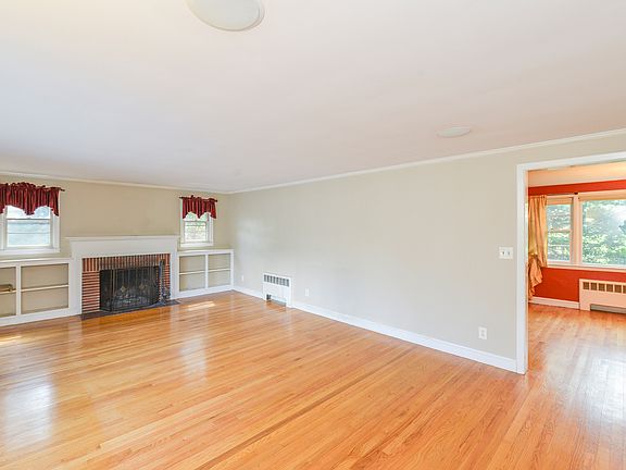 4th image of 167 Vancouver Ave