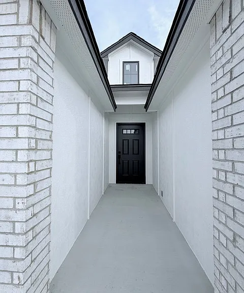 3017 S Redwood Ave — Photo 2