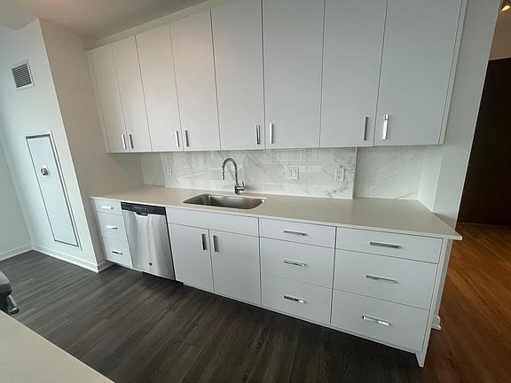 3rd image of 1660 N La Salle St #1205