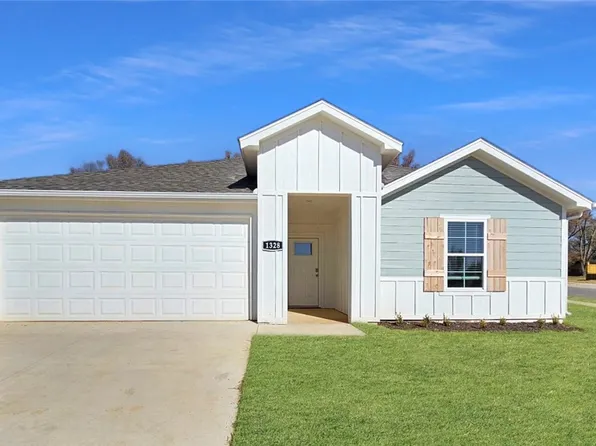 1328 Bates St, Gentry, AR 72734