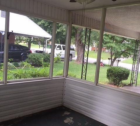 3rd image of 5674 Meadowcrest St