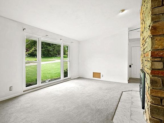 3rd image of 17 Grand Circle Dr