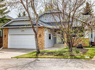 139 N Wood Valley Bay SW, Calgary, AB T2W 5Y2