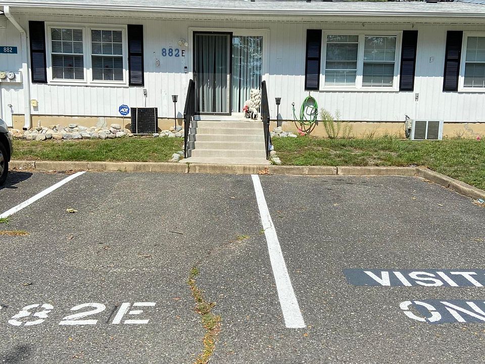 1st image of 882 E Balmoral Ct #1005
