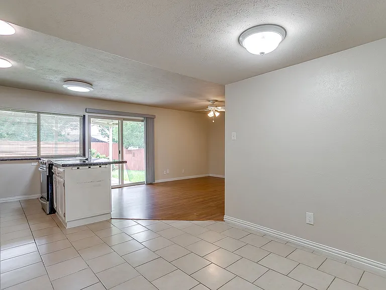 Breakfast, kitchen and family room