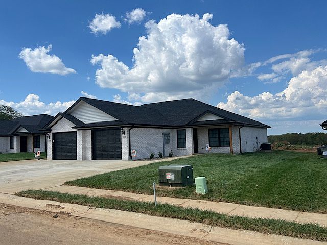 Brand new construction 2 bed 2 bath duplexes. Never lived in!!