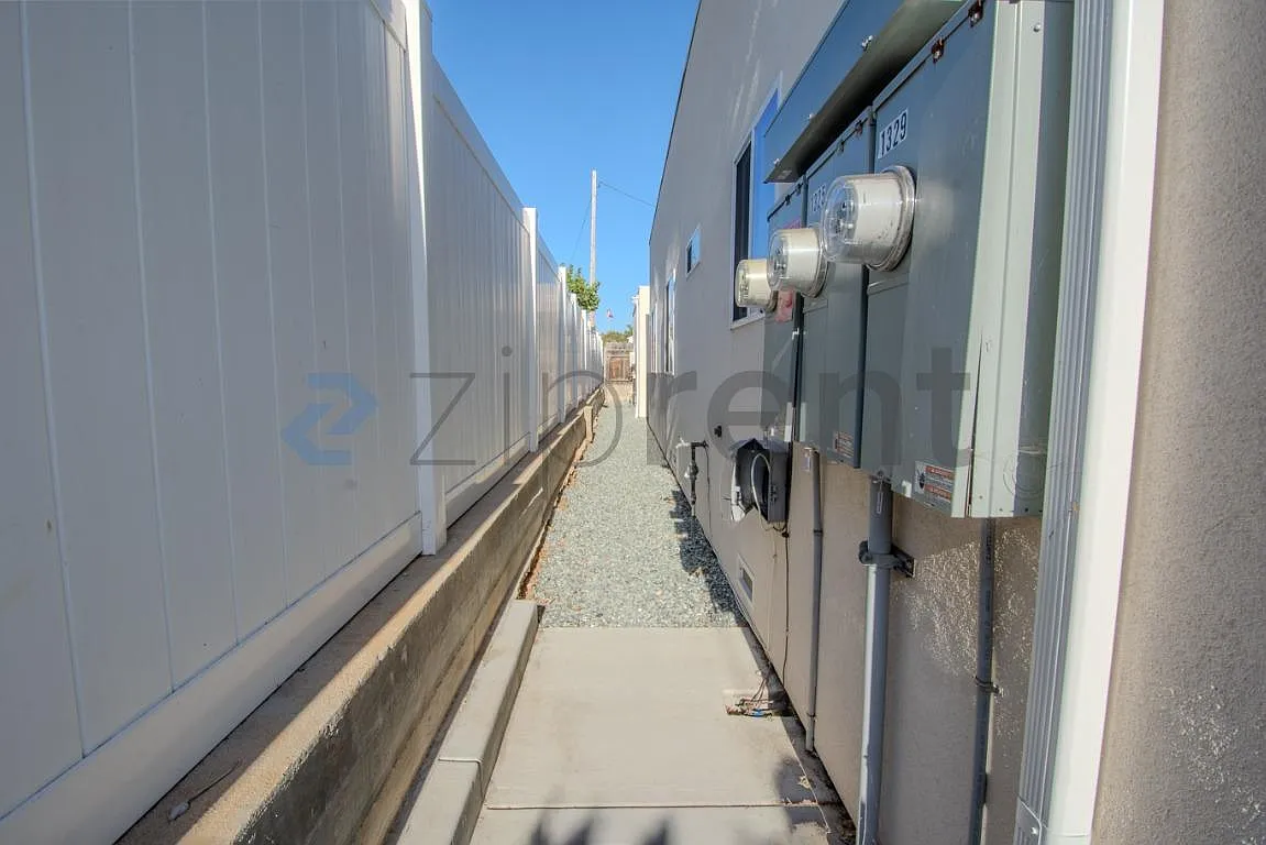 2 bed, 744 sqft, $3,300 — Photo 4