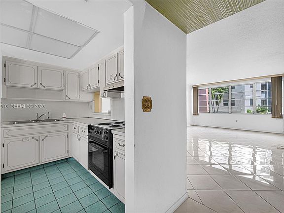 4th image of 18555 NE 14th Ave APT 502