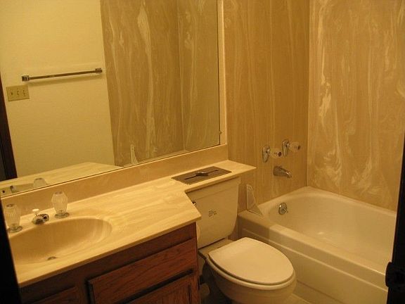 Full bath in hallway for guests.
